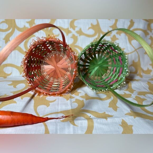 🔥❤️🔥 2 NEW! Round Weaved Easter Basket with Organza Trim BONUS Moss Terrarium - Picture 3 of 12